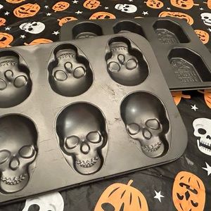 2 Halloween Themed cake Tins. Each makes 6 muffins. Gravestones and Skulls